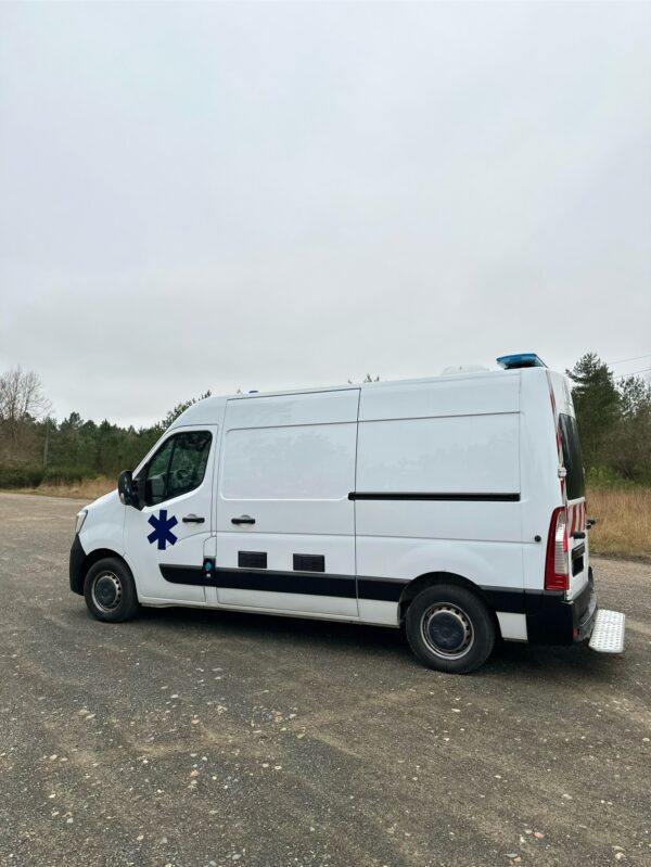 Renault Master 3 phase 3 ambulance - Image 5