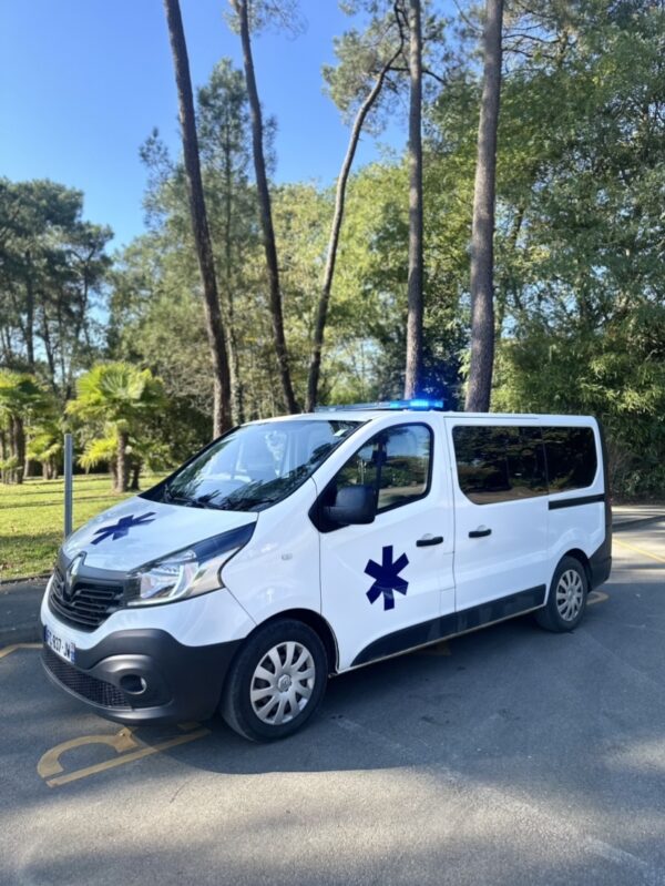 Renault Trafic ambulance - Image 2