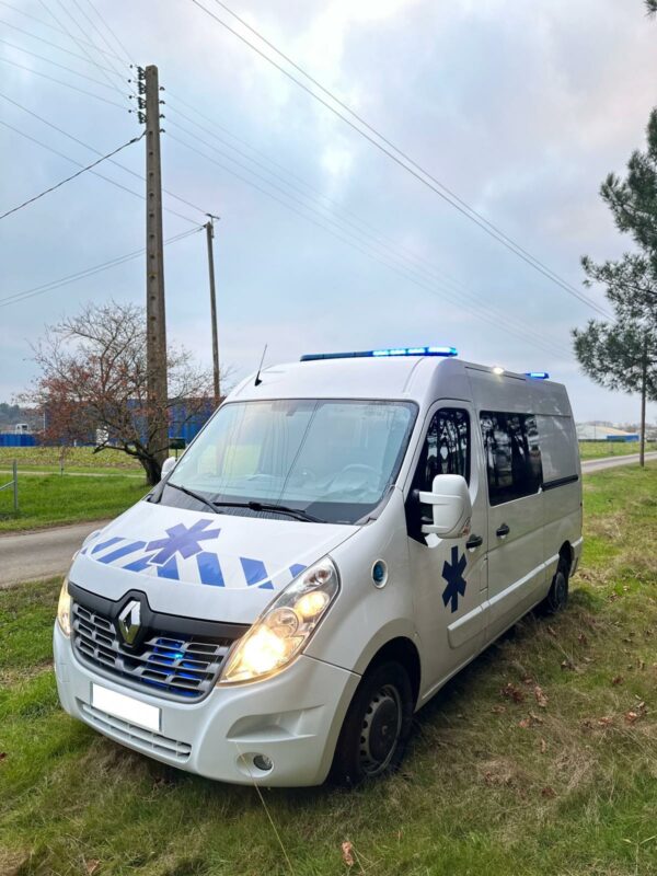 Renault Master 3 2019 ambulance - Image 3