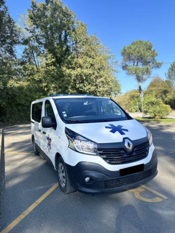 Renault Trafic ambulance - Image 3