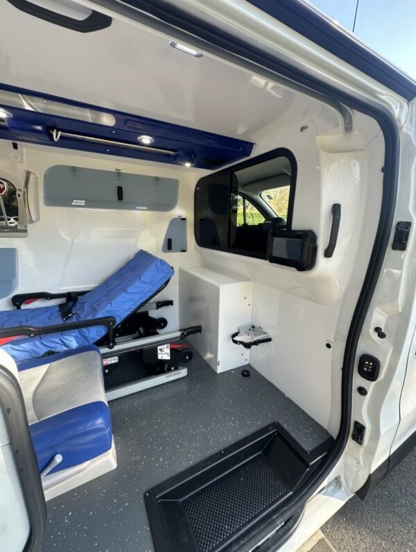 Renault Trafic ambulance - Image 4