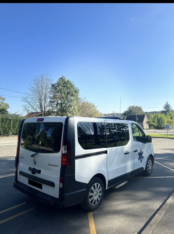 Renault Trafic ambulance - Image 7