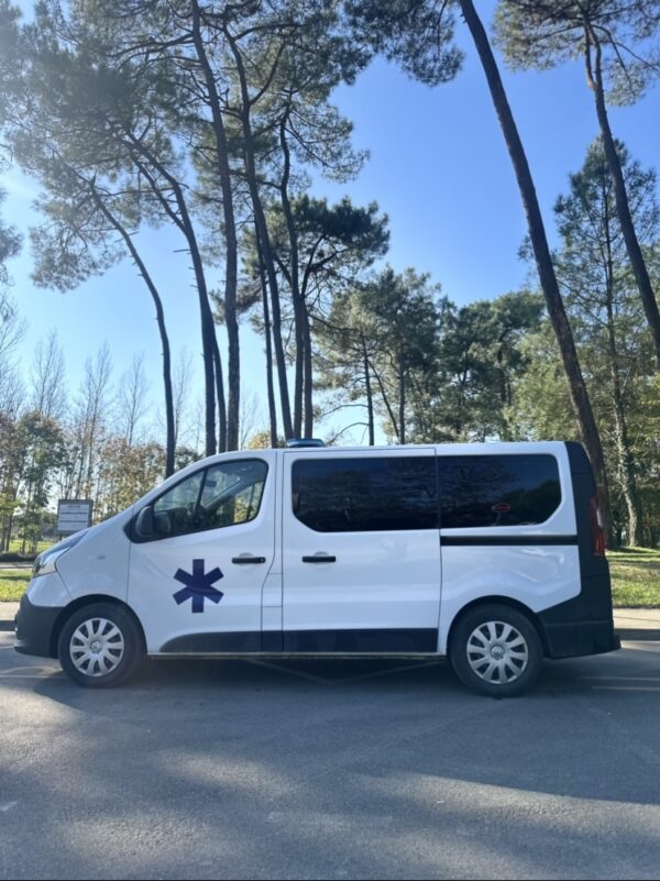 Renault Trafic ambulance - Image 9