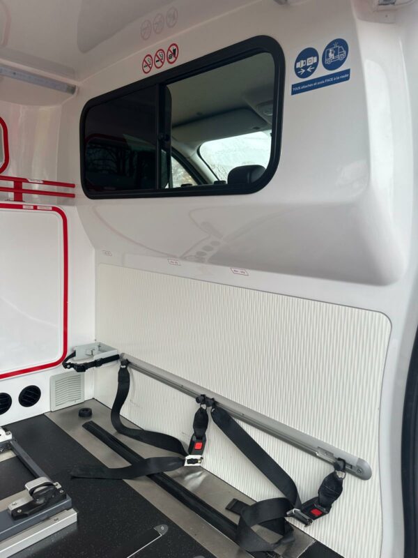 Renault trafic 2020 ambulance - Image 9