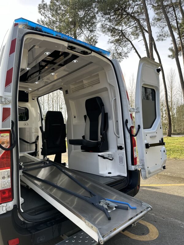 Renault Master 3 phase 3 ambulance Petit  by Gruau – Image 2