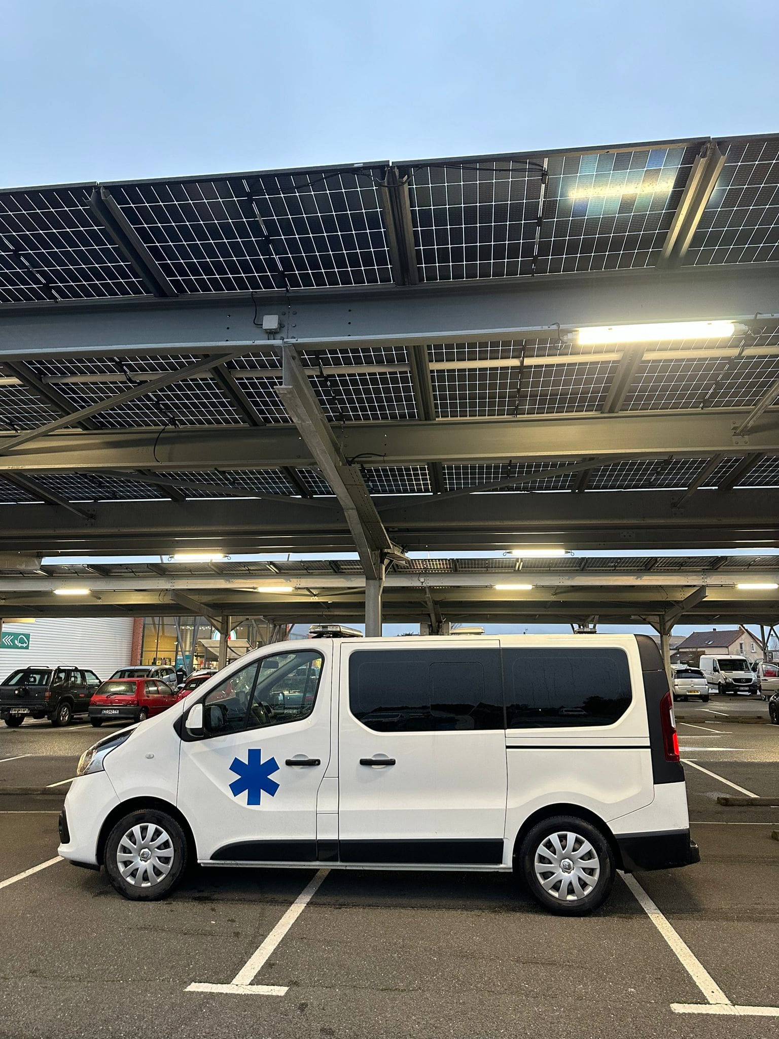 Renault Trafic 150cv ambulance – Image 2