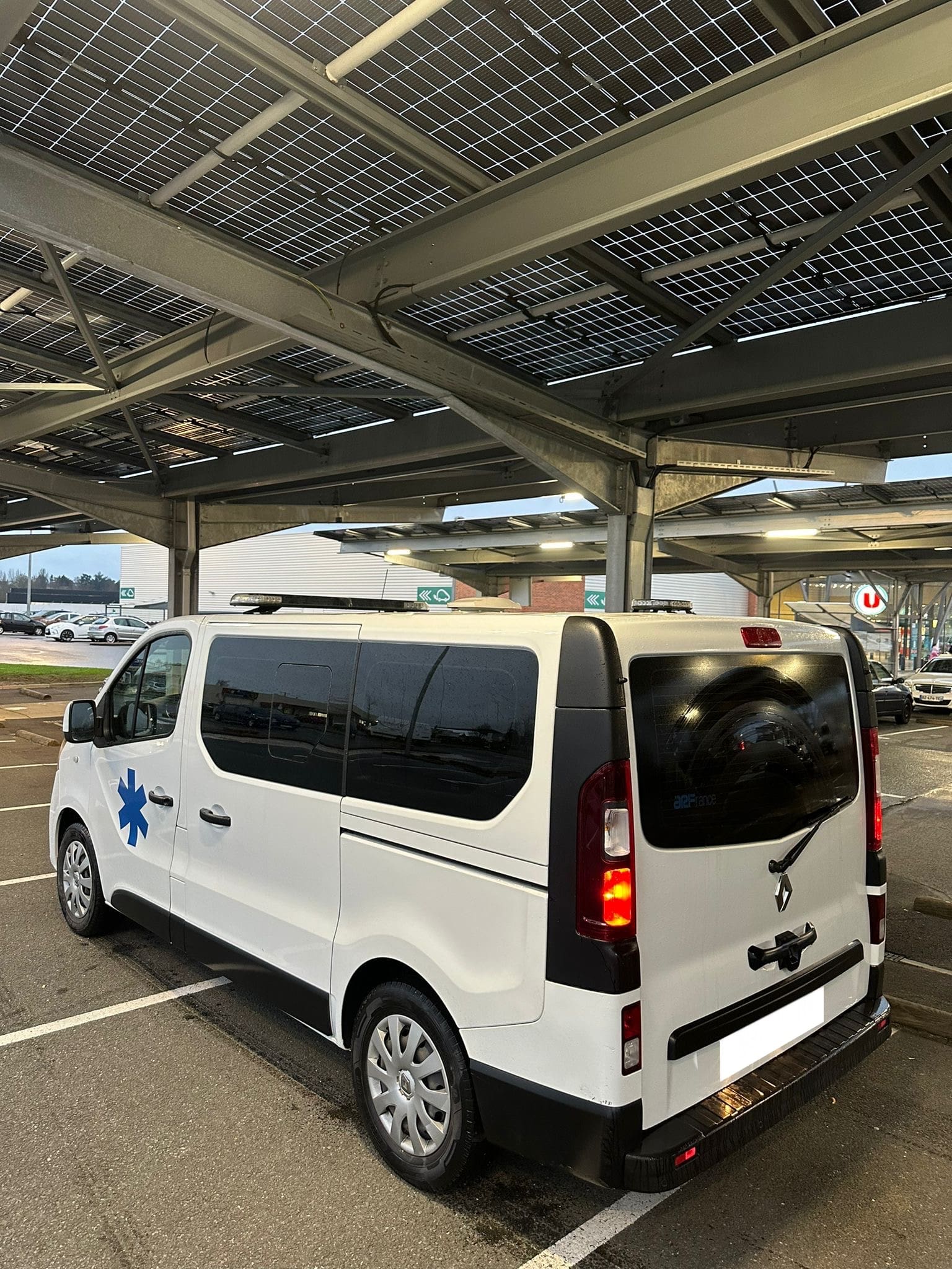 Renault Trafic 150cv ambulance – Image 3