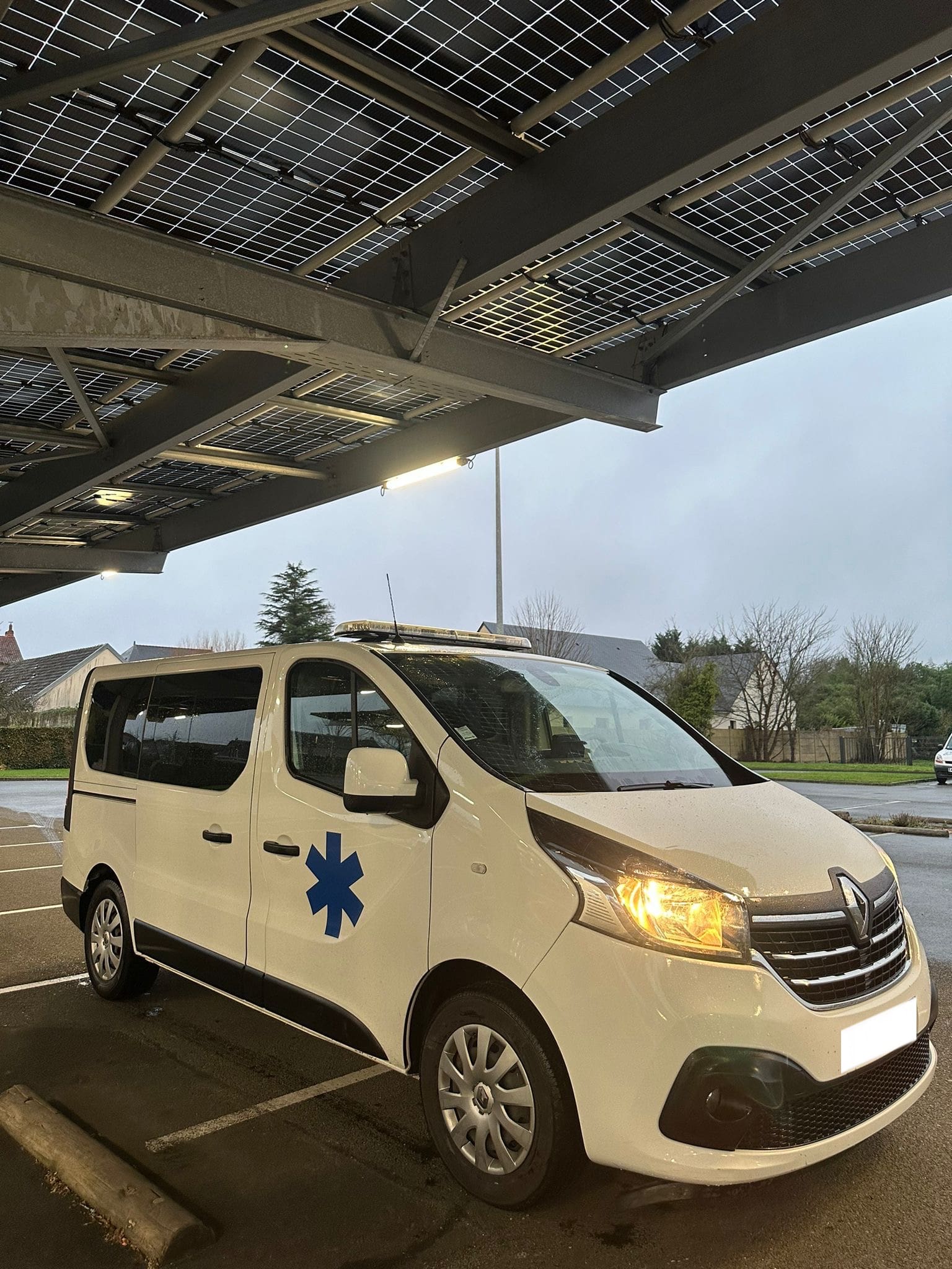 Renault Trafic 150cv ambulance – Image 4