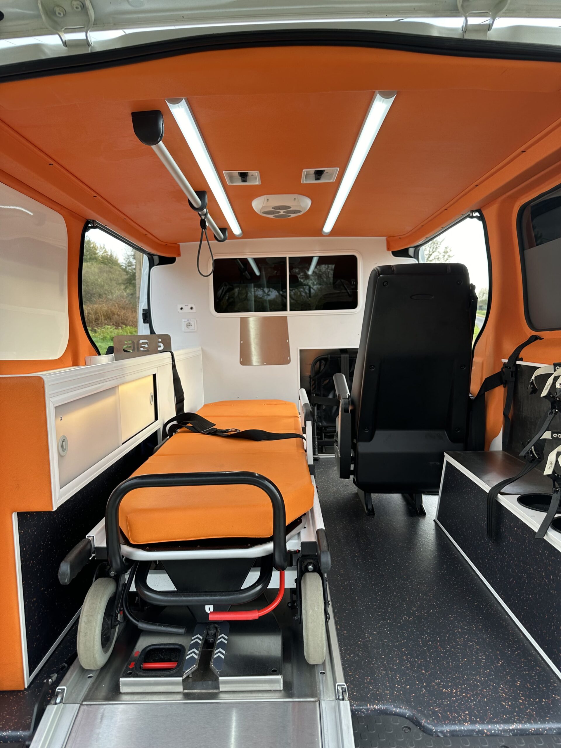 Renault Trafic 150cv ambulance – Image 8