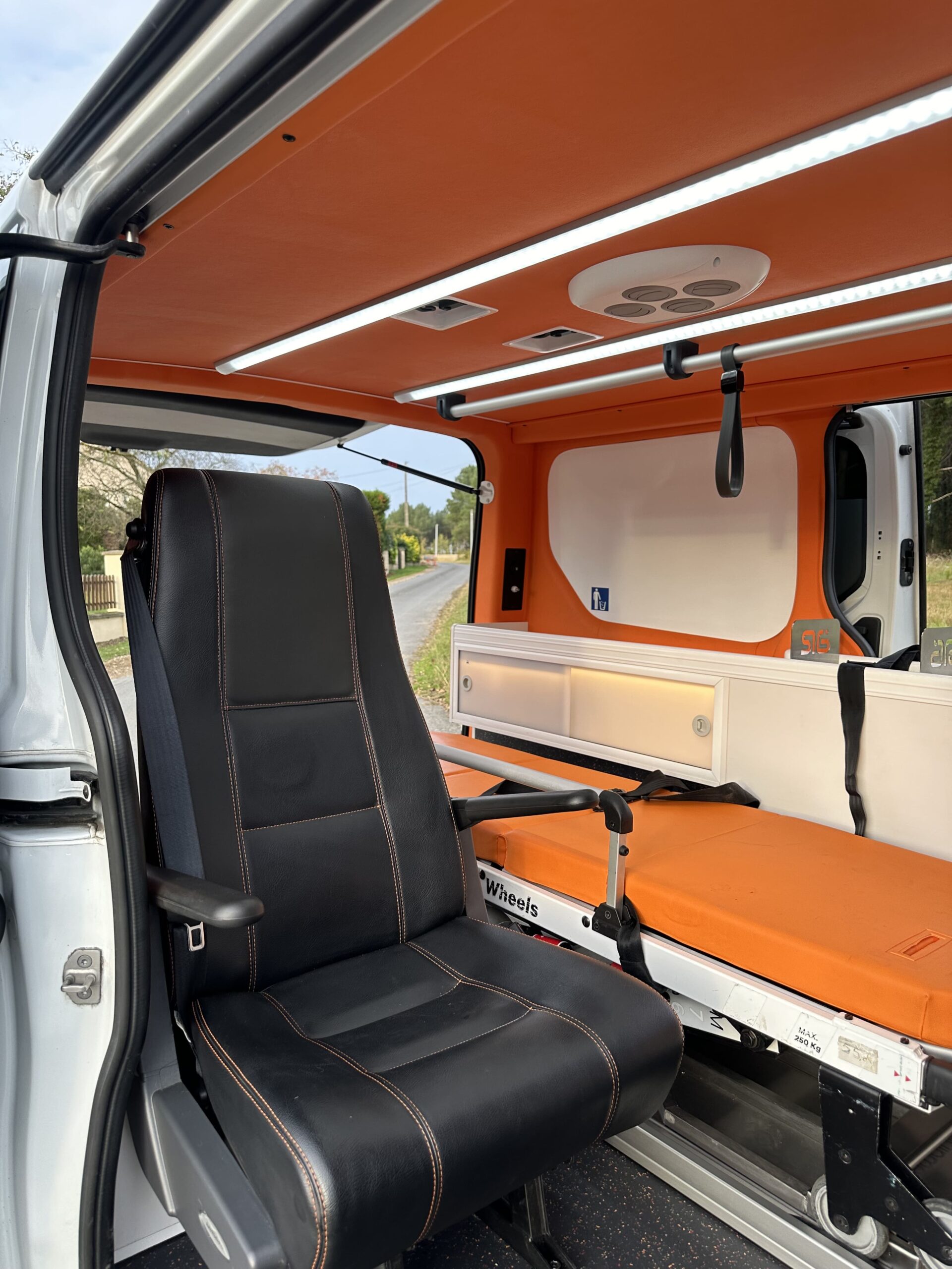 Renault Trafic 150cv ambulance – Image 9