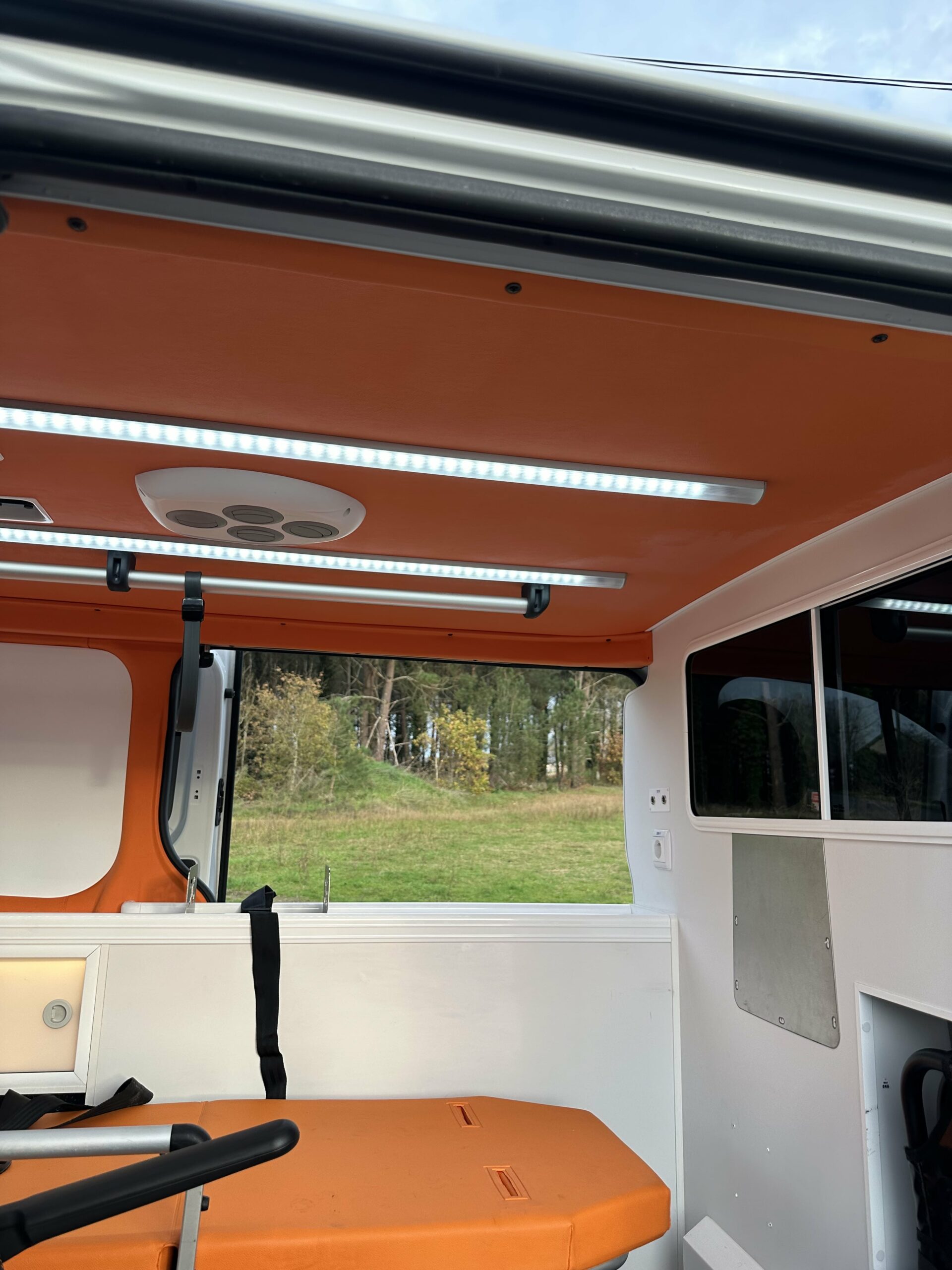 Renault Trafic 150cv ambulance – Image 11